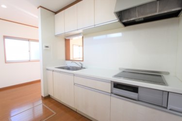 <strong>エアコンから茶色い水が落ちてきました！原因と対策を解説します</strong>